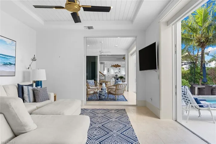 Living area with wooden ceiling and a ceiling fan