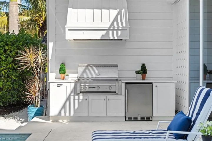 View of patio / terrace featuring an outdoor kitchen