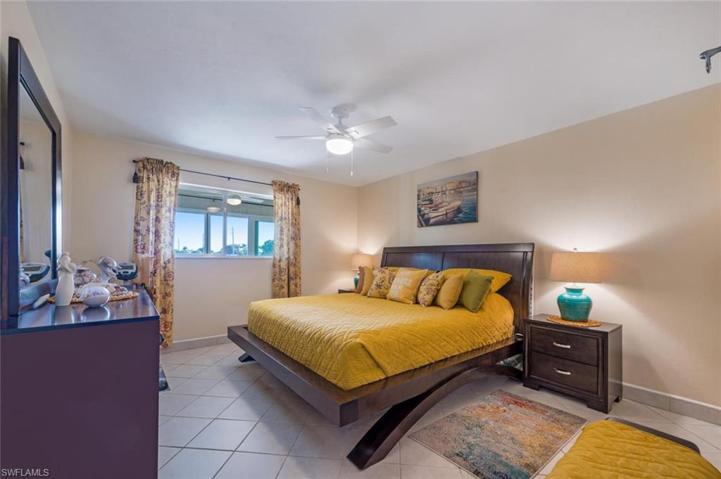 1054  Pine Isle  LN, Naples, FL 34112