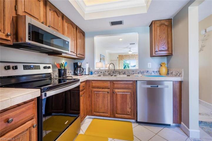 1054  Pine Isle  LN, Naples, FL 34112