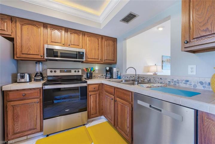 1054  Pine Isle  LN, Naples, FL 34112