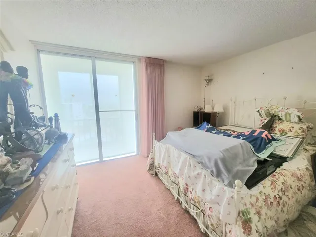 Guest Bedroom w/Sliders to Lanai