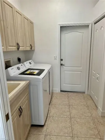 944 SW 15th  PL, Cape Coral, FL 33991