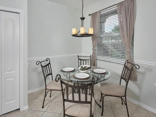 Dining/breakfast nook