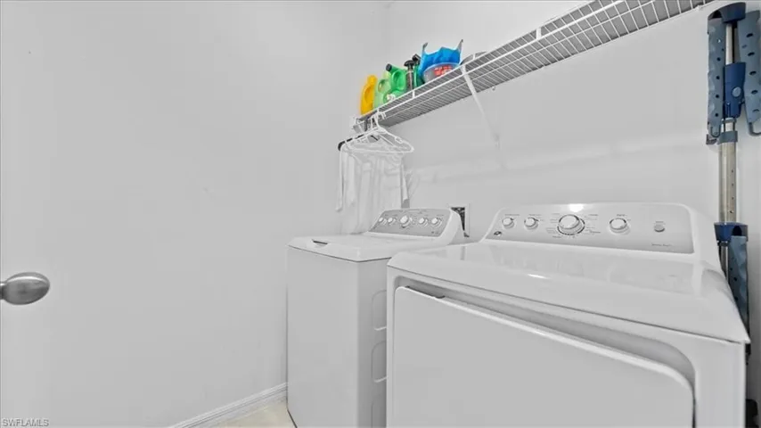Laundry room with independent washer and dryer and baseboards