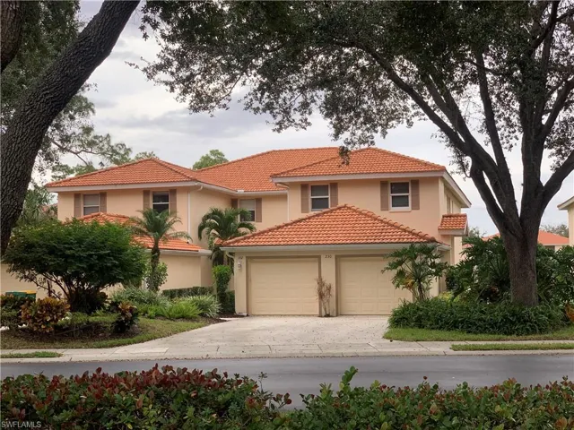 230 Robin Hood Cir 102, Naples, Florida 34104