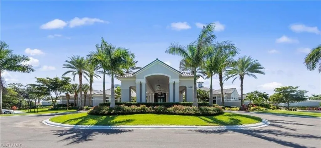 Colonial Country Clubhouse