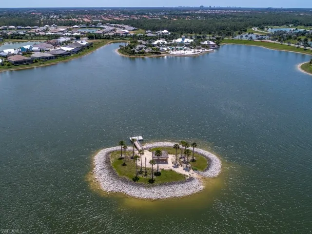Enjoy an electric pontoon boat ride to our middle of the lake private island or enjoy a kayak on the lake