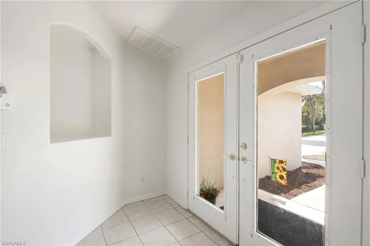 Entryway featuring tile flooring and an arched wall niche