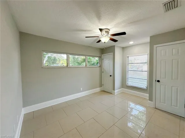 Guest/ Bedroom 513'7" x 11'9"