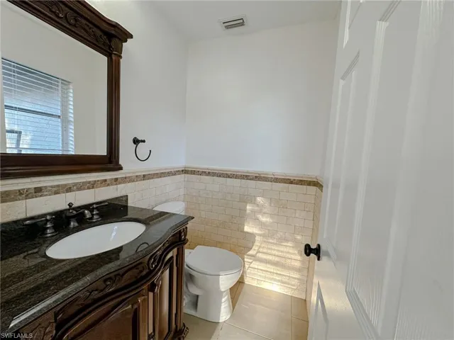 Half bath en suite for bedroom 4