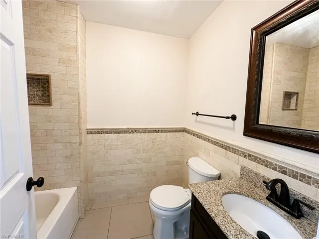 Guest bath with shower/tub combo