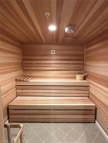 Relaxing sauna / steam room