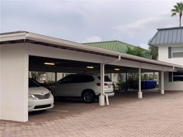 333  Harbour  DR, Naples, FL 34103