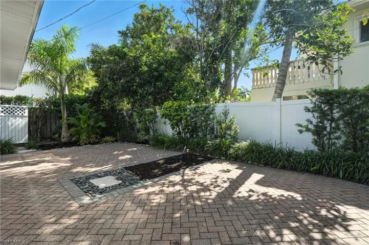 721  9th S ST, Naples, FL 34102