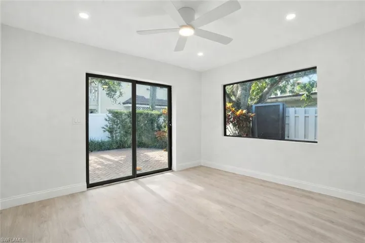 Unfurnished room with healthy amount of natural light, light wood-style flooring, ceiling fan, and recessed lighting