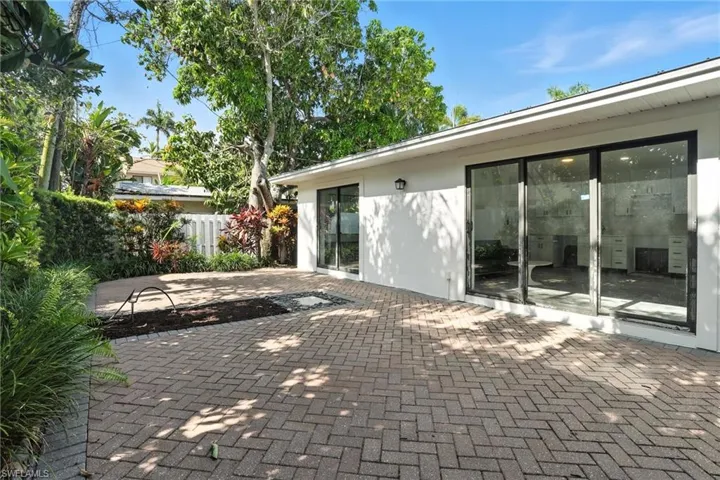721  9th S ST, Naples, FL 34102