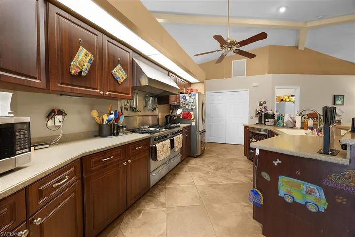 469 Ne 1st Pl, Cape Coral, Florida 33909