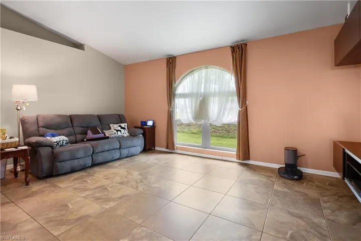 469 Ne 1st Pl, Cape Coral, Florida 33909
