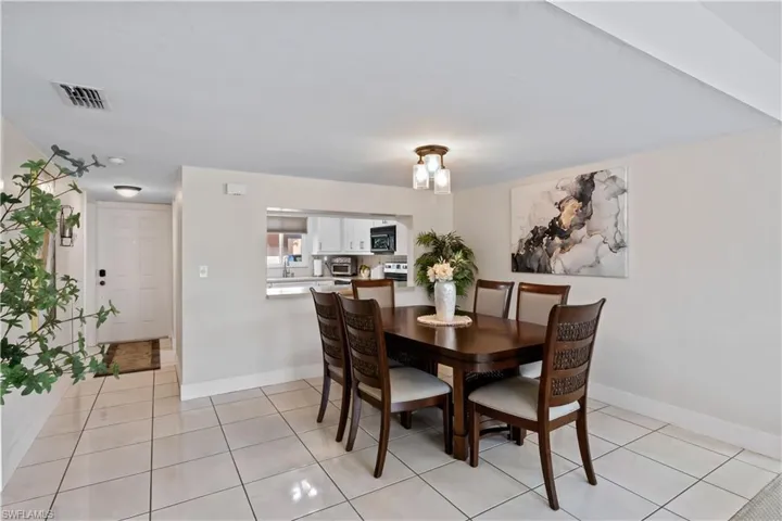 Pleasant space for family dinner or entertaining guests!