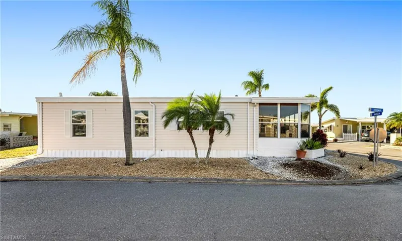 Manufactured / mobile home featuring a sunroom