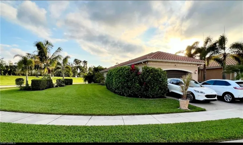 View of front facade with a front yard