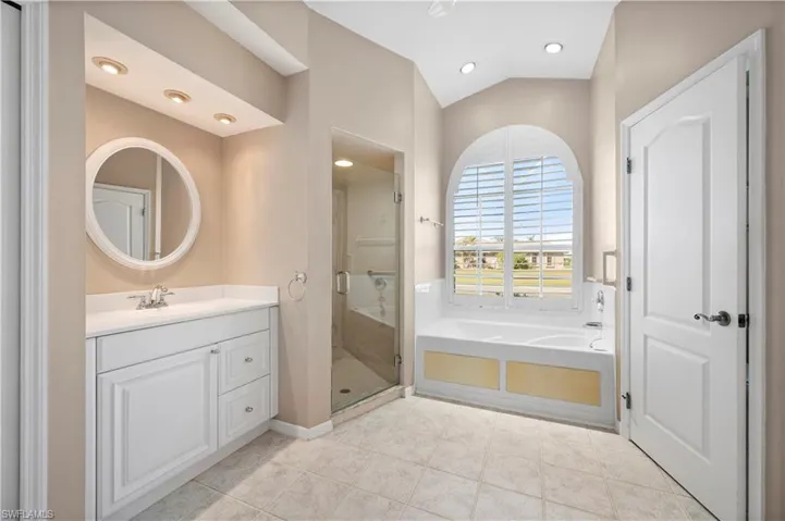 Dual sinks, jetted tub with separate shower, W/C, Linen Closet