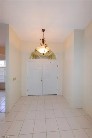 Front entry door / Foyer