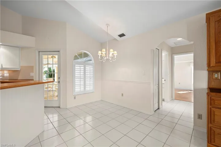 Dinette area adjacent to kitchen
