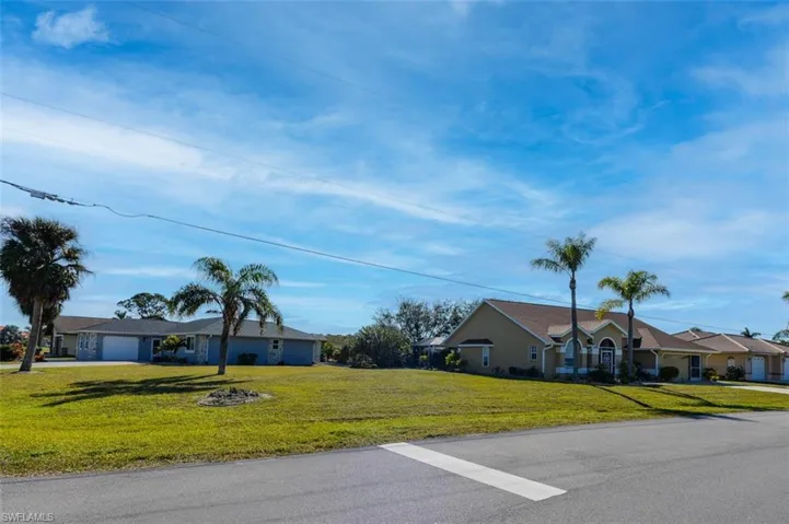 OVERSIZED Lot on, loads of open space on the side of the house.