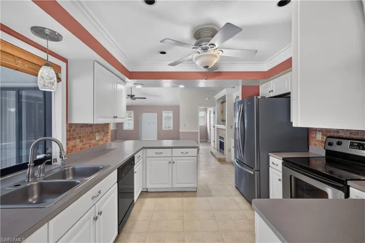 1634 Country Club Blvd, Cape Coral, Florida 33990