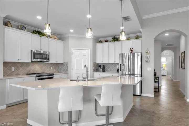 Kitchen with breakfast bar