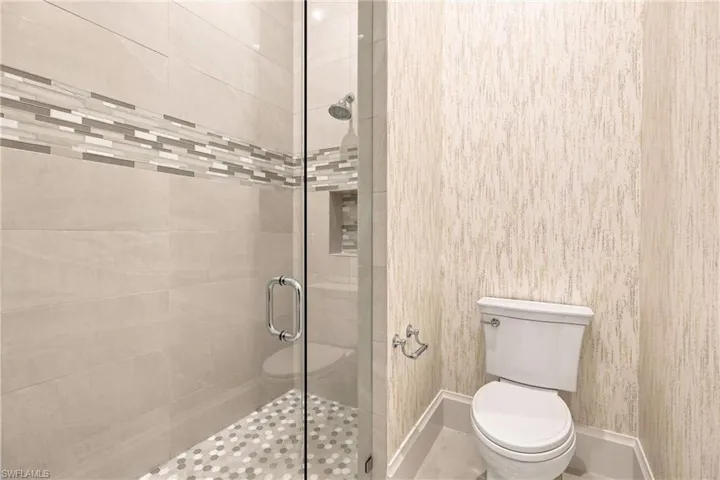 Full Bathroom 4