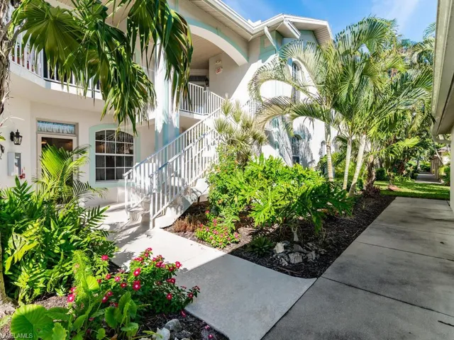 326  Newport  DR, Naples, FL 34114