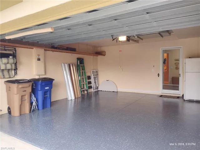 --20' x 20' Garage