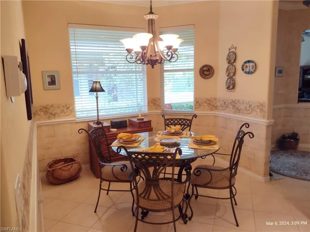 --Breakfast Nook. Versatile