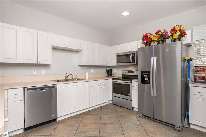 Large community kitchen - perfect if you want to throw a party.