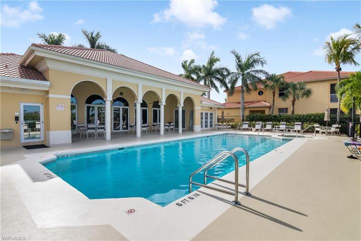 Community pool / spa !