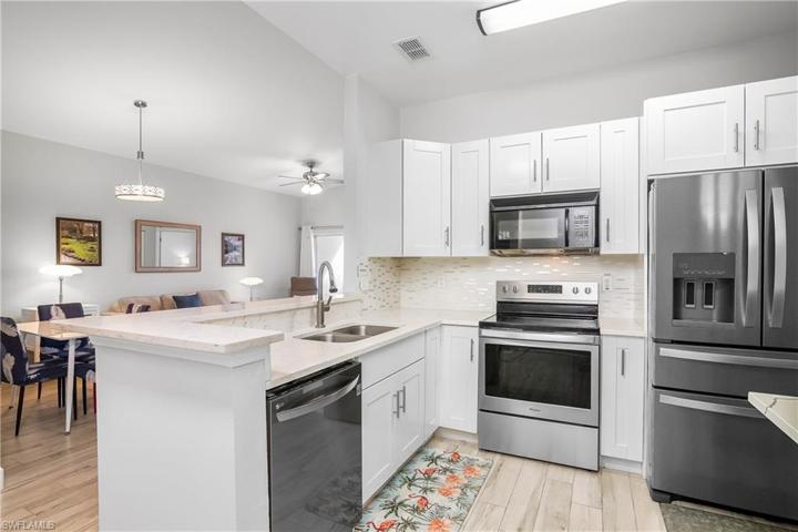 Fully updated kitchen with 2023 Fridge!