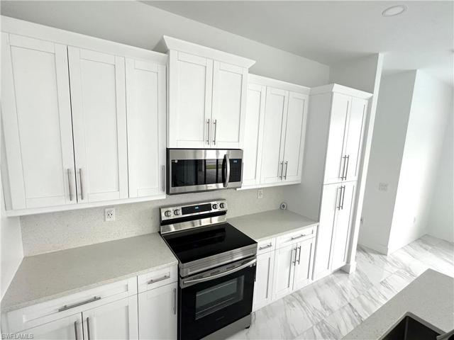 Kitchen w/custom cabinets