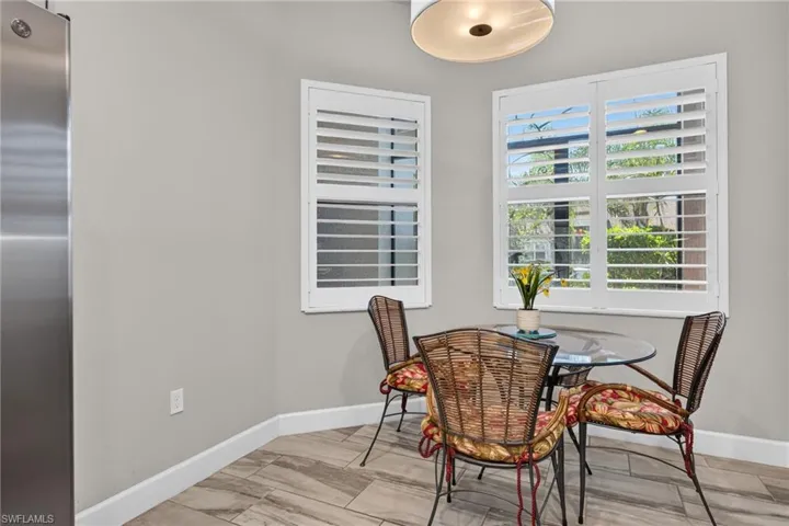 See all that wall space? Space for a hutch, baker's rack, portable island, small desk. You choose!