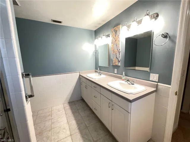 Primary bathroon