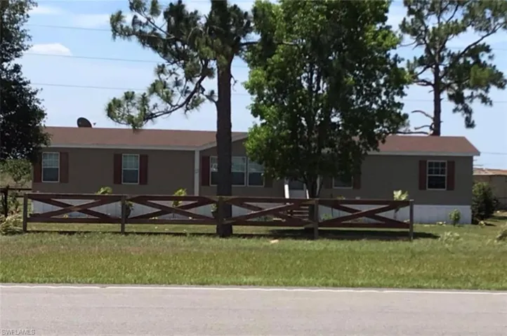 View of front facade with a front lawn