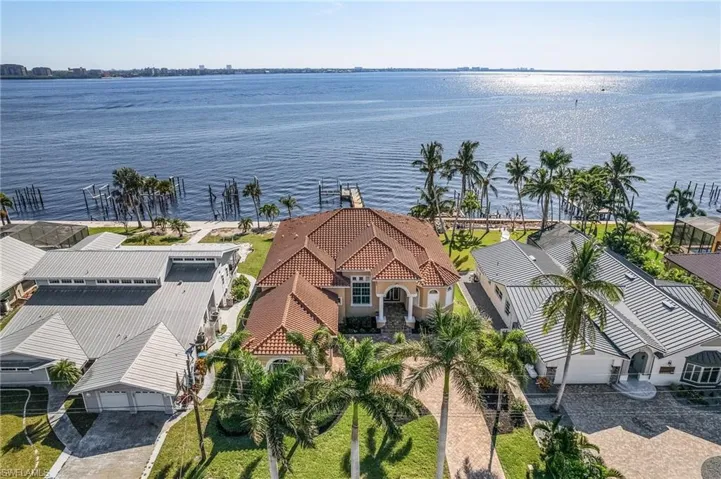1036 Dolphin DR, CAPE CORAL FL 33904