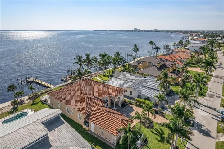 1036 Dolphin DR, CAPE CORAL FL 33904