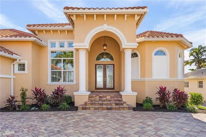 1036 Dolphin DR, CAPE CORAL FL 33904