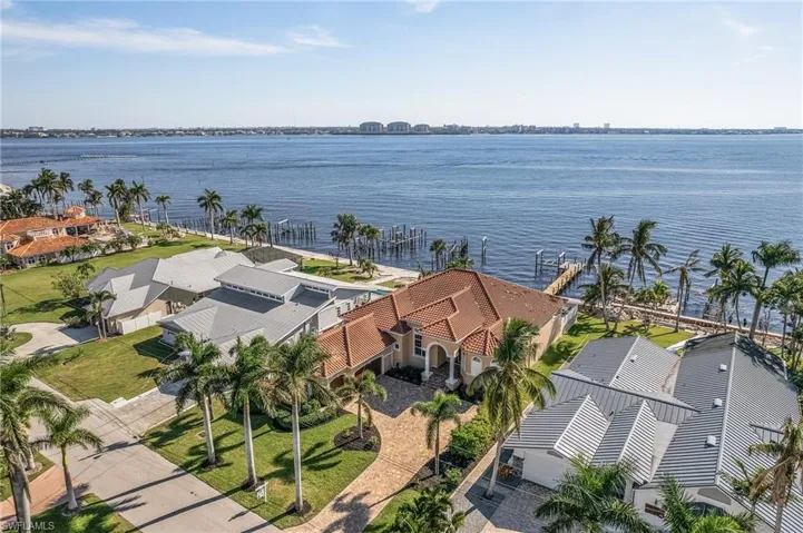1036 Dolphin DR, CAPE CORAL FL 33904
