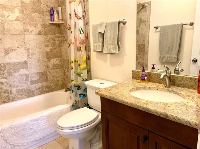 Guest bathroom with shower / tub combo