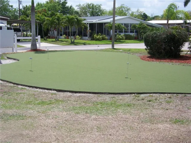 Golf putting green