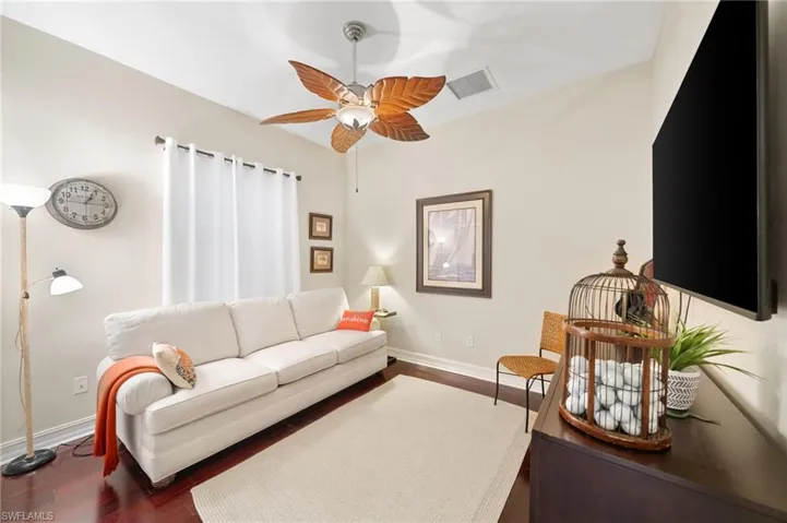 Guest room/den with pull out sofa